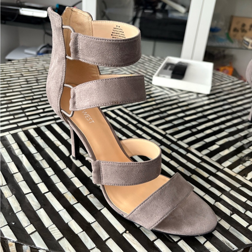 Women’s Nine West AYLIFFE Grey size 9.5 heels
